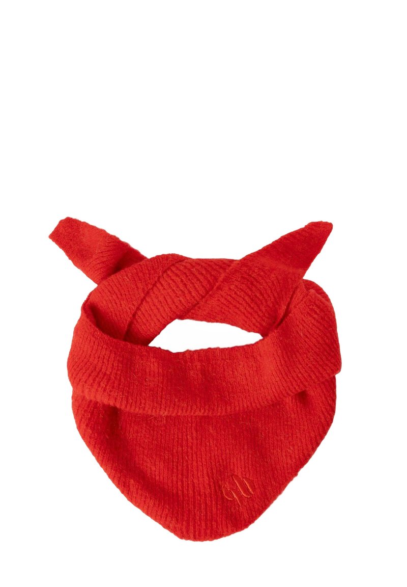Rode gebreide sjaal voor om de nek in een driehoekige vorm, met een gedraaide ontwerp en een textuurstof. Klein logo accent dichtbij de onderkant.