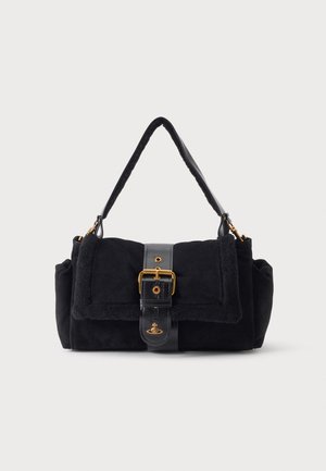 Bolso de mano de ante negro con asa superior, solapa frontal asegurada con una amplia correa de cuero y detalles de hebilla dorados sobre fondo claro.