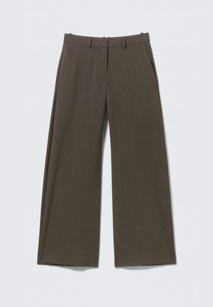 Pantalon large marron avec passants pour ceinture, poches avant et fermeture éclair dissimulée sur un fond uni.