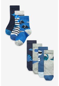 Cuatro pares de calcetines tobilleros en azul, gris y azul marino con patrones de dinosaurios y rayas. Hechos de material suave con punteras reforzadas.
