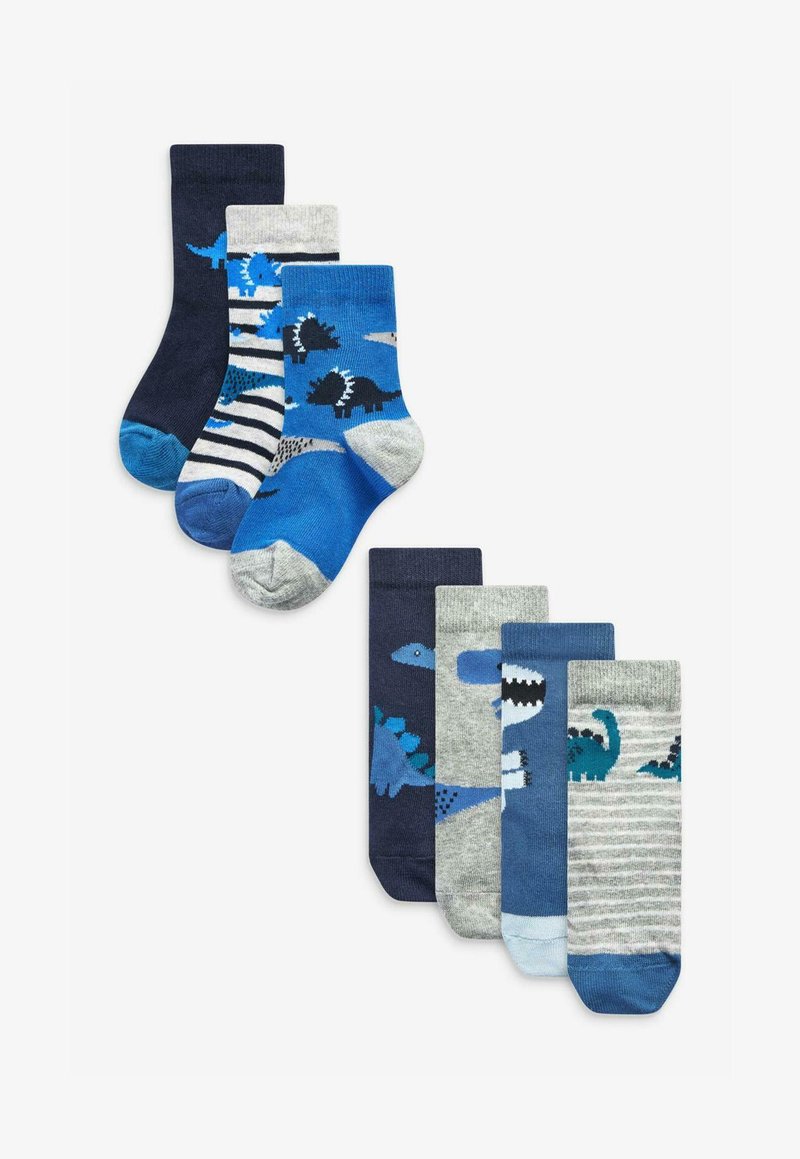 Zes paar kindersokken in blauw, grijs en marineblauw met dinosaurusthema’s en strepen, gerangschikt op een witte achtergrond.