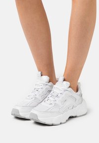 Buffalo - RUN JOG - Sneakers - silver-coloured Miniaturebillede 1