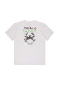 Λευκό βαμβακερό μπλουζάκι με κοντά μανίκια, με κεντρικό μαύρο γραφικό καβούρι και πράσινο και μοβ κείμενο "Billabong Adventure Division".