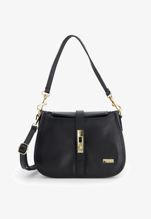 Czarna skórzana torebka o teksturowej powierzchni, ze złotymi akcesoriami, zamknięciem na zamek u góry oraz regulowanym paskiem na ramię. Kompaktowy prostokątny kształt.