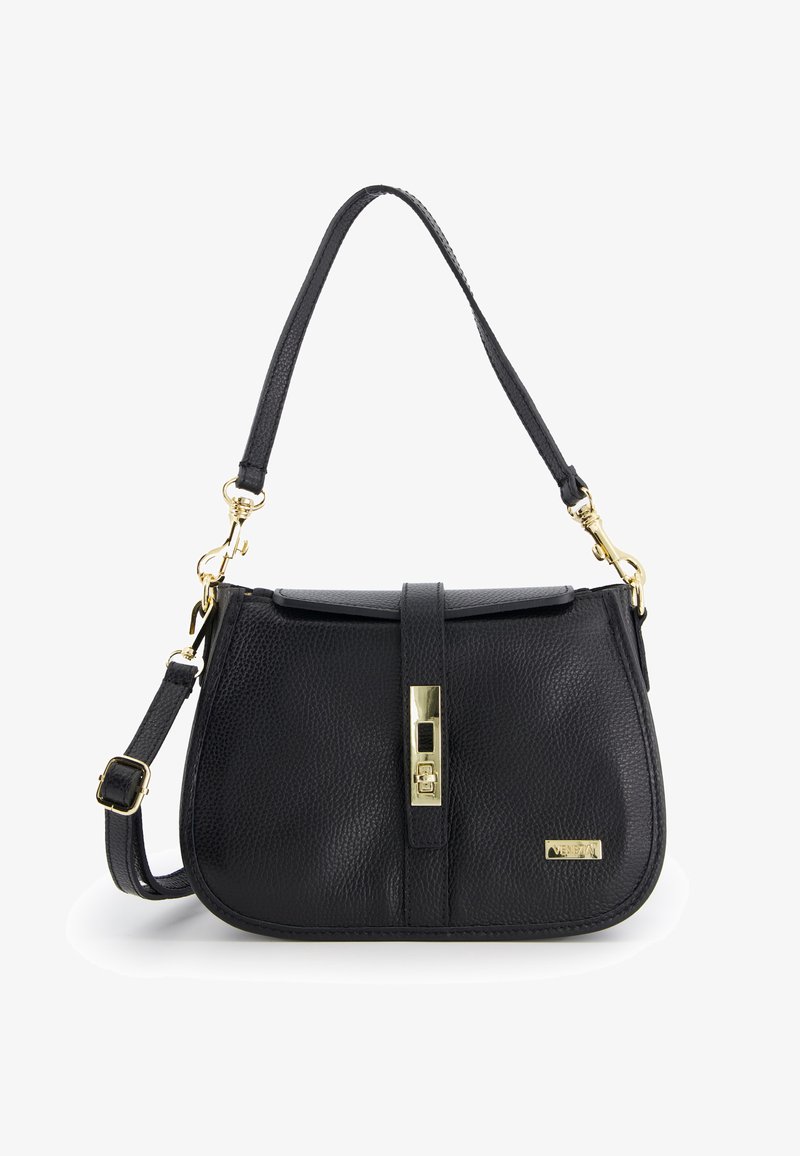 Schwarze Lederhandtasche mit strukturiertem Oberflächenmaterial, goldenen Beschlägen, einem oberen Verschluss und einem verstellbaren Schultergurt. Kompakte rechteckige Form.