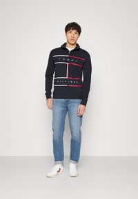 Tommy Hilfiger LARGE FLAG ZIP MOCK - Camisola - desert sky