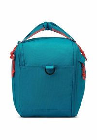 Bolso de tela color azul verdoso con forma cuadrada, detalles rojos, un asa superior y un bolsillo frontal con un detalle de anillo circular negro.