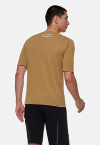 Mammut ASSOS X MAMMUT TACTICA TECH T5 - T-shirt print - natural-brown-beige