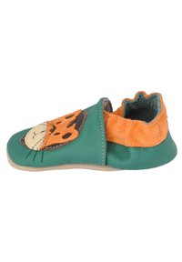 Groene leren schoen met een oranje en tan tijgergezicht ontwerp, voorzien van een zachte textuur en een golvende bovenrand.