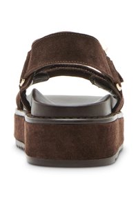 Bruine suede sandalen met een platte zool, brede verstelbare banden en een gladde binnenkant. Voorzien van metalen hardwareaccenten.