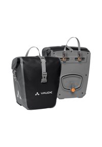 Een paar zwarte en grijze Vaude fietstassen met roll-top sluitingen en bevestigingsmateriaal voor fietsendragers.