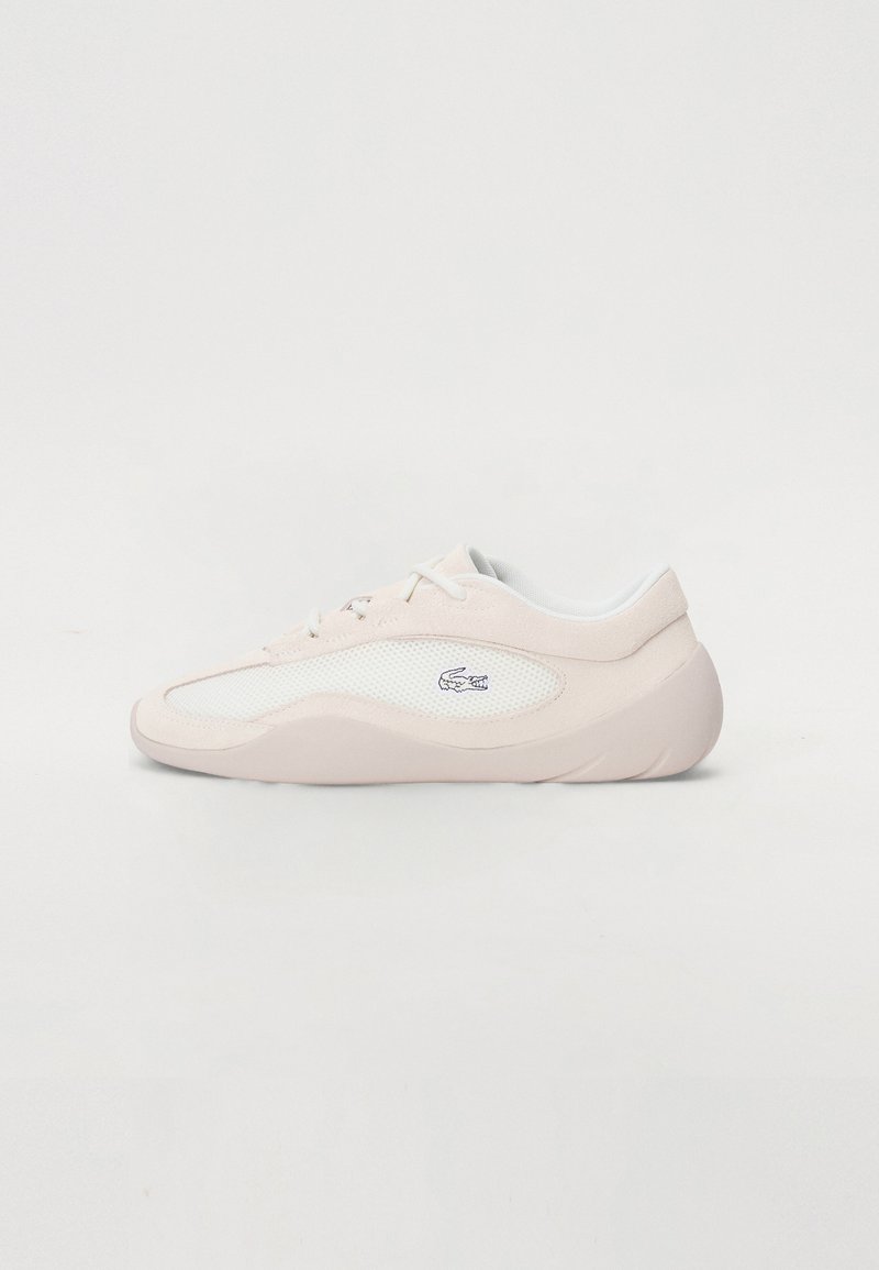 Chaussure de sport rose clair avec un matériau en mesh et en daim, design arrondi, accents blancs et un petit logo sur le côté.