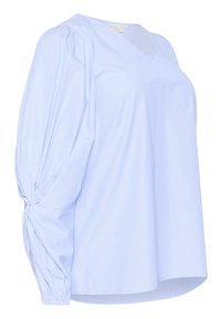 Lichtblauw gestreepte blouse met een V-hals, voorzien van lange puffmouwen en een knoopdetail bij de manchetten. Gemaakt van een gladde stof.