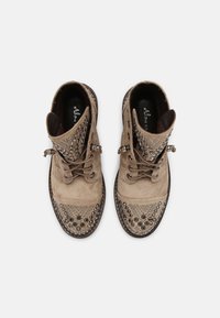 Alma en Pena Botines con cordones - taupe