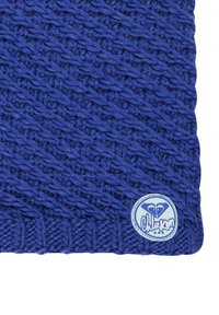 Niebieska dziana czapka beanie z teksturowanym wzorem, z okrągłą białą naszywką z niebieskim wzorem w prawym dolnym rogu.