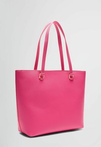 Borsa a tracolla rosa con una superficie liscia, forma alta e due spallacci. Presenta dettagli metallici dorati e un design semplice ed elegante.