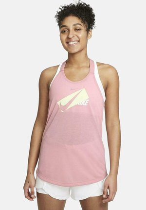 Top deportivo rosa con tirantes blancos, que presenta un gran logotipo de Nike en color amarillo. La tela parece ligera y ligeramente transparente.