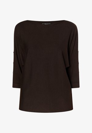 Pull léger marron foncé avec un large col, manches trois-quarts et clous décoratifs sur les manches. Fabriqué dans un tissu doux et texturé.