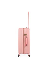 Maleta rígida rosa con mango telescópico, cierre de cremallera y cuatro ruedas negras. Cuenta con un asa lateral y un candado de combinación.