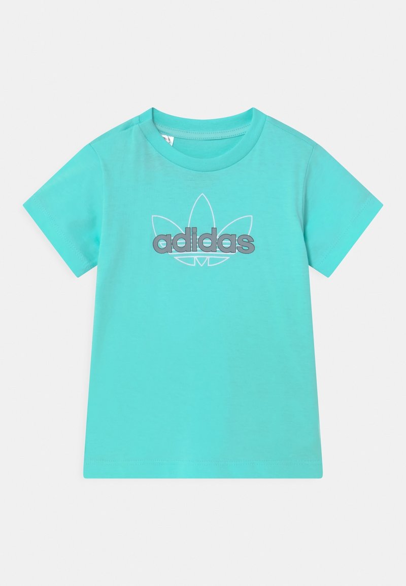 Camiseta de manga corta turquesa con escote redondo y logo gris de Adidas sobre un diseño de trébol delineado en el centro delantero.