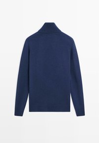 Maglione blu navy con collo alto e maniche lunghe, realizzato in materiale liscio e morbido. Presenta un colletto e polsini a coste.