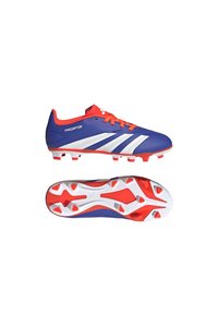 Botas de fútbol sintéticas azules con acentos rojos. Presentan rayas blancas y una suela texturizada con tachuelas rojas y blancas para mayor tracción.