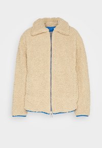 Béžová umělá kožešinová bunda se zipem vpředu, velkým límcem a modrou podšívkou. Textura je měkká a objemná, poskytující teplo a pohodlí.