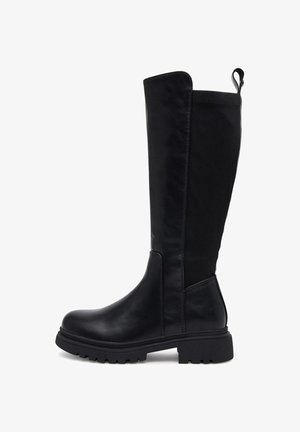 Czarne kozaki za kolano wykonane z gładkiej skóry z teksturowanym panelem materiałowym. Posiadają masywną podeszwę i pętelkę do zakładania, zaprojektowane z myślą o trwałości.