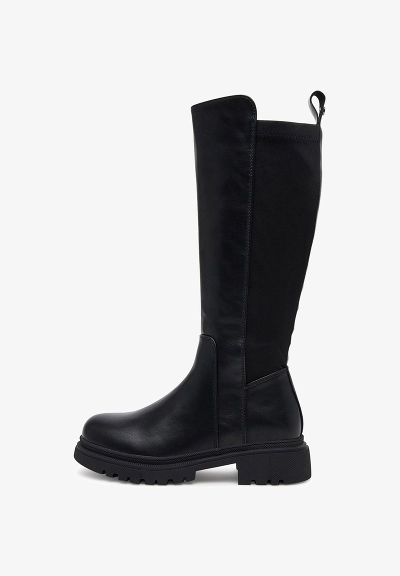 Mustad põlveniuluvad saapad, mis on valmistatud siledast nahast ja millel on tekstuurse kangaga detail. Omavad jämedat tallaga ja tõmbamislõnga, mis on loodud vastupidavuseks.