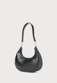 Schwarze, halbmondförmige Handtasche mit goldenen, herzförmigen Schlössern und einem breiten Tragegurt, vor einem schlichten weißen Hintergrund zu sehen.