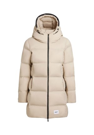 Bež jakna-jastuk s visokim ovratnikom, zatvaračem, bočnim džepovima i sivim rubom. Teksturirani prošiveni dizajn s oznakom brenda na rubu.