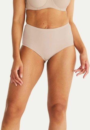 Hoog uitgesneden nude lingerie gemaakt van een gladde stof, met een naadloos ontwerp en een bescheiden snit die de nadruk legt op comfort en pasvorm.