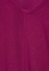 Tailliertes Oberteil in leuchtendem Magenta, mit einer gerippten Textur und einem subtilen diagonalen Muster sowie einem runden Ausschnitt.