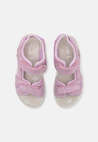 Roze sandale s gliterom i podesivim trakama, s uzorcima zvijezda na unutrašnjosti i teksturiranom gornjom površinom. Laka potplat za udobnost.