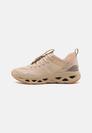 Beige strikket sneaker med ventileret overdel, tyk perfureret sål, snørebånd og polstret hæl med små reflekterende detaljer.