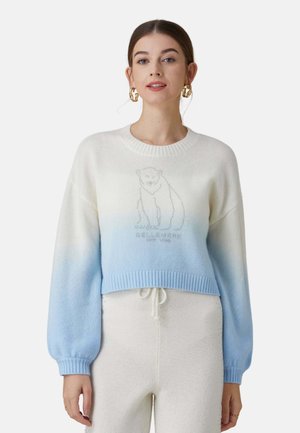 Maglione corto e chunky in gradiente blu e bianco. Caratterizzato da maniche lunghe e voluminosi e da un design di orso polare con testo ricamato.