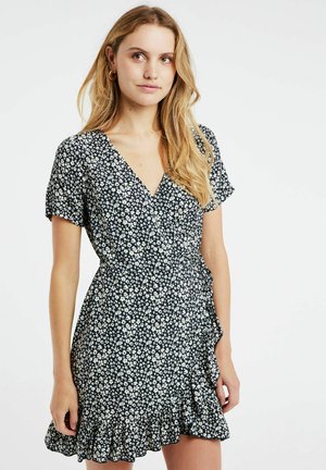 Schwarzes Blumen-Wickelkleid mit V-Ausschnitt, kurzen Ärmeln und einem gerafften Saum. Der Stoff hat eine glatte Textur mit kleinen weißen Blumen.