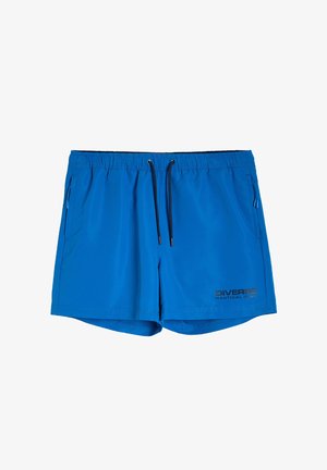 Niebieskie szorty kąpielowe wykonane z lekkiego materiału. Posiadają elastyczny pas z sznurkiem, boczne kieszenie oraz logo nadrukowane na czarno.