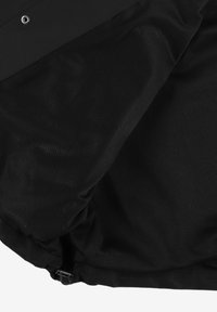 Czarna kurtka z gładką zewnętrzną warstwą i oddychającą siateczkową wyściółką, z zatrzaskami i suwakiem przy dolnym brzegu do regulacji.