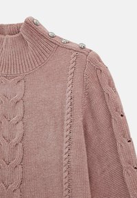 Hellrosa Pullover mit hohem Rippkragen, dekorativem Kabelstrickmuster und silbernen Knöpfen an einer Schulter. Weicher, strukturiertes Material.