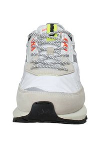 Weißer Sportschuh mit grauen Akzenten, aus Netz- und Wildledermaterialien, reflektierenden Schnürsenkeln, neonfarbenen Details und einer schwarzen Gummisohle.