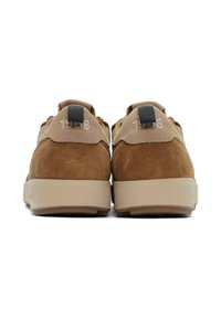 Sneaker in suede marrone con suola in gomma crema, dotati di una linguetta nera sul tallone e dell'anno "1968" ricamato sul retro.