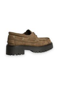 Zapato de ante marrón con cordones y una suela de goma negra gruesa, que cuenta con ojales de metal y costuras decorativas a lo largo de los lados.