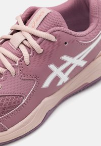 Asics atletska obuća s teksturiranim svijetlositnim ljubičastim gornjim dijelom s ružičastim naglascima, bijelim logotipom i mekanim, smeškim gumiranim đonom.