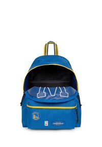 Zaino blu in tessuto resistente, con dettagli gialli, una tasca frontale con logo e un interno spazioso con fodera nera.