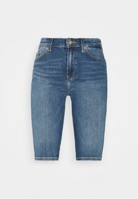 Džínové bermudy, středně modré s lehkým vyblednutím, standardní pětivreckový design, kovové zapínání na knoflík a prošité detaily na lemu.