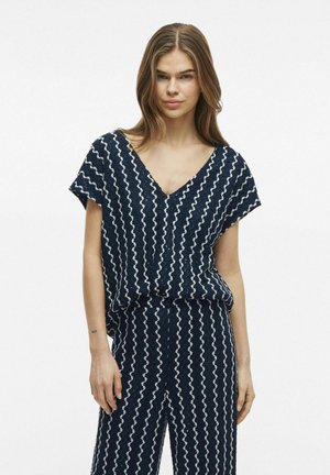 Top azul marino y pantalones a juego con un patrón ondulado blanco. Corte holgado, diseño de escote en V, tejido texturizado y mangas cortas.
