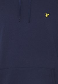 Felpa in cotone blu navy con tasca a marsupio, dotata di coulisse regolabili e un piccolo logo giallo ricamato a forma di aquila sul petto.