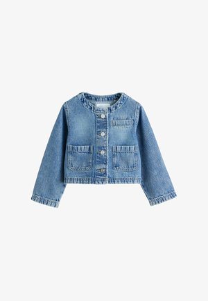 Világoskék, rövid fazonú farmerdzseki hosszú ujjakkal, kerek nyakkivágással, elől gombokkal, két alsó foltzsebbel és egy kis mellzsebbel.