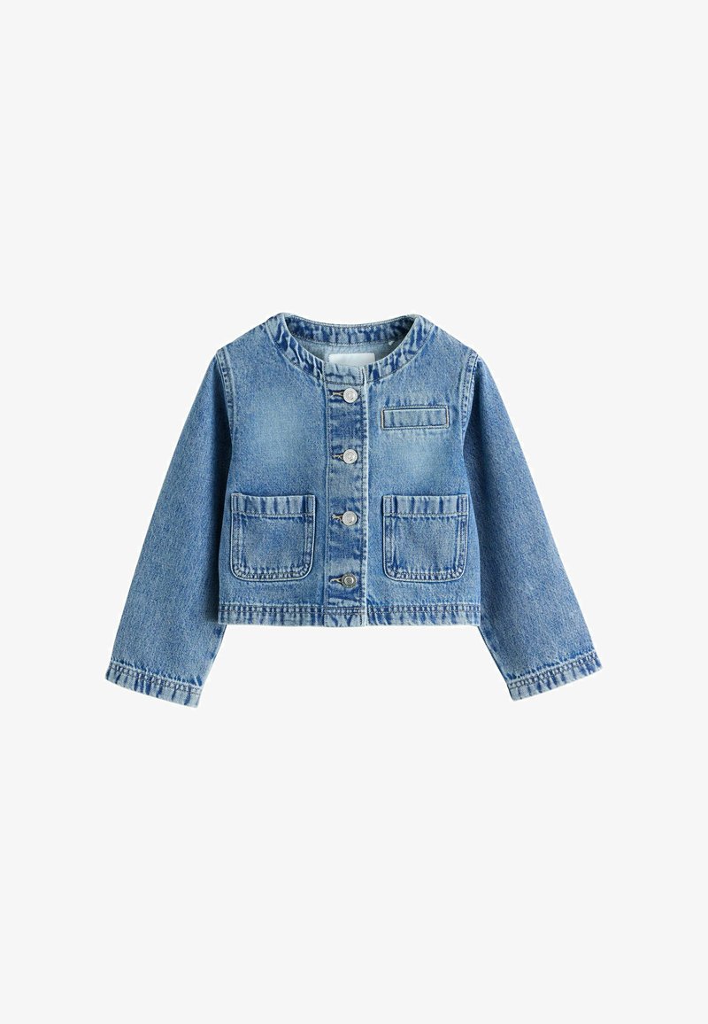 Lichtblauwe cropped spijkerjack met lange mouwen, ronde halslijn, knopen aan de voorkant, twee lagere opgestikte zakken en één klein borstzakje.